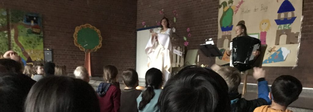Märchenerzählerin Heike Cordes in einer Grundschule
